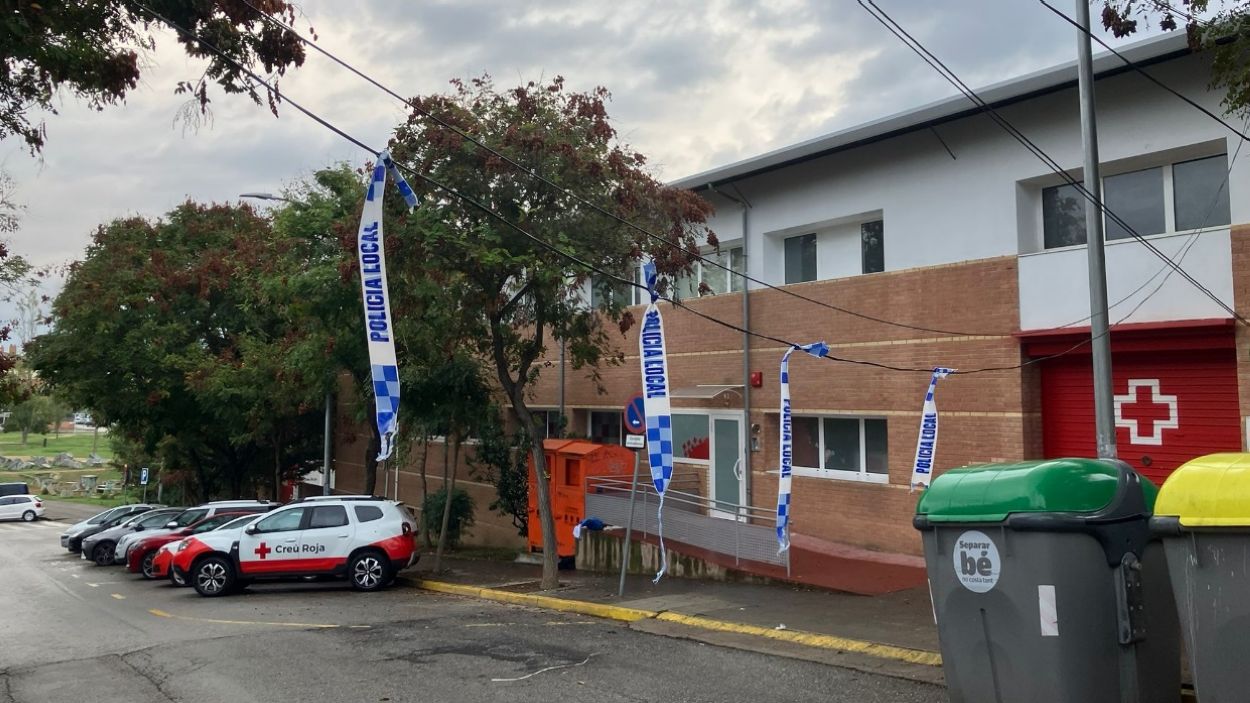 El cable telefnic que est penjant al carrer de Sant Juli, motiu pel qual la Policia Local ha tallat el carrer al trnsit / Foto: Cugat Mdia