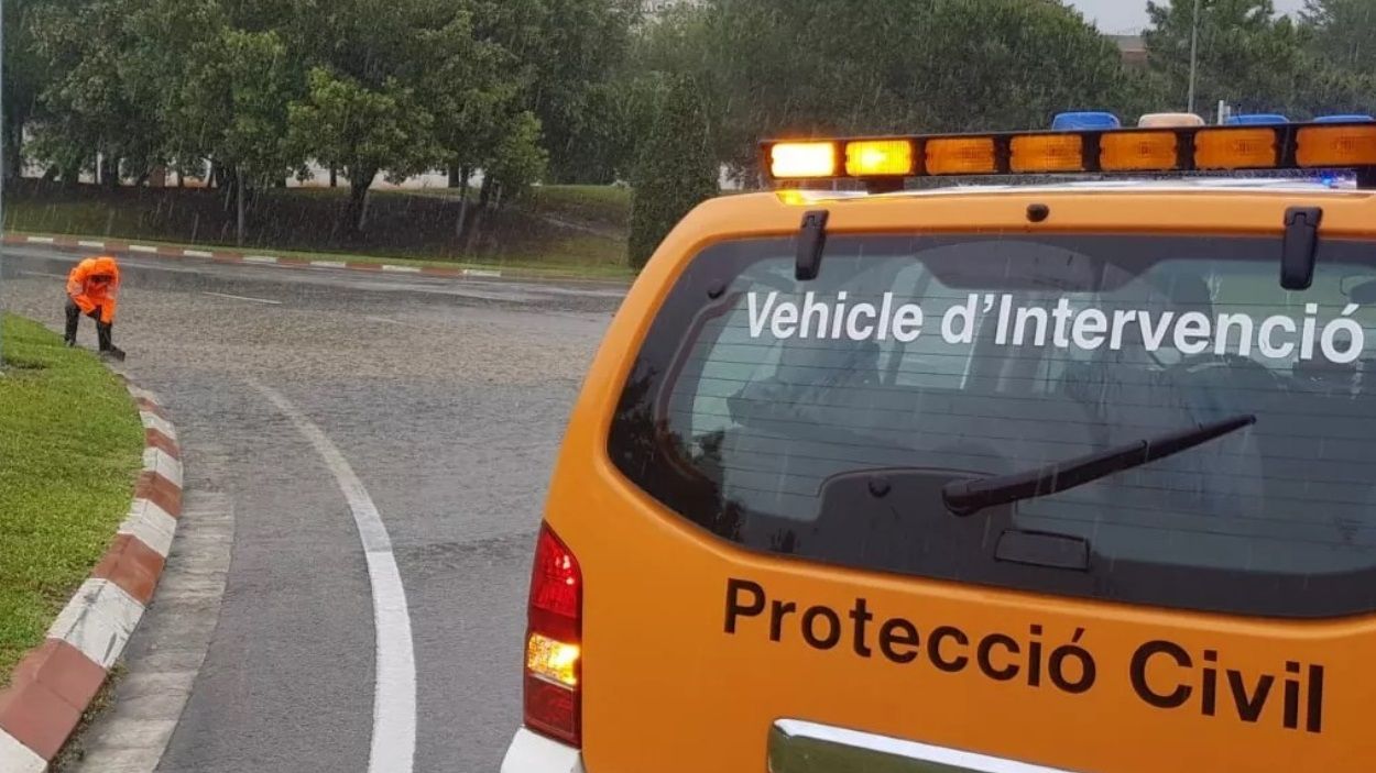 Un membre de Protecci Civil fent tasques en un dia de pluja / Foto: Ajuntament Sant Cugat