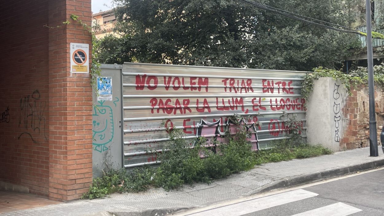 Les herbes d'aquest solar del carrer Monestir no deixa passar una cadira de rodes / Foto: Cedida