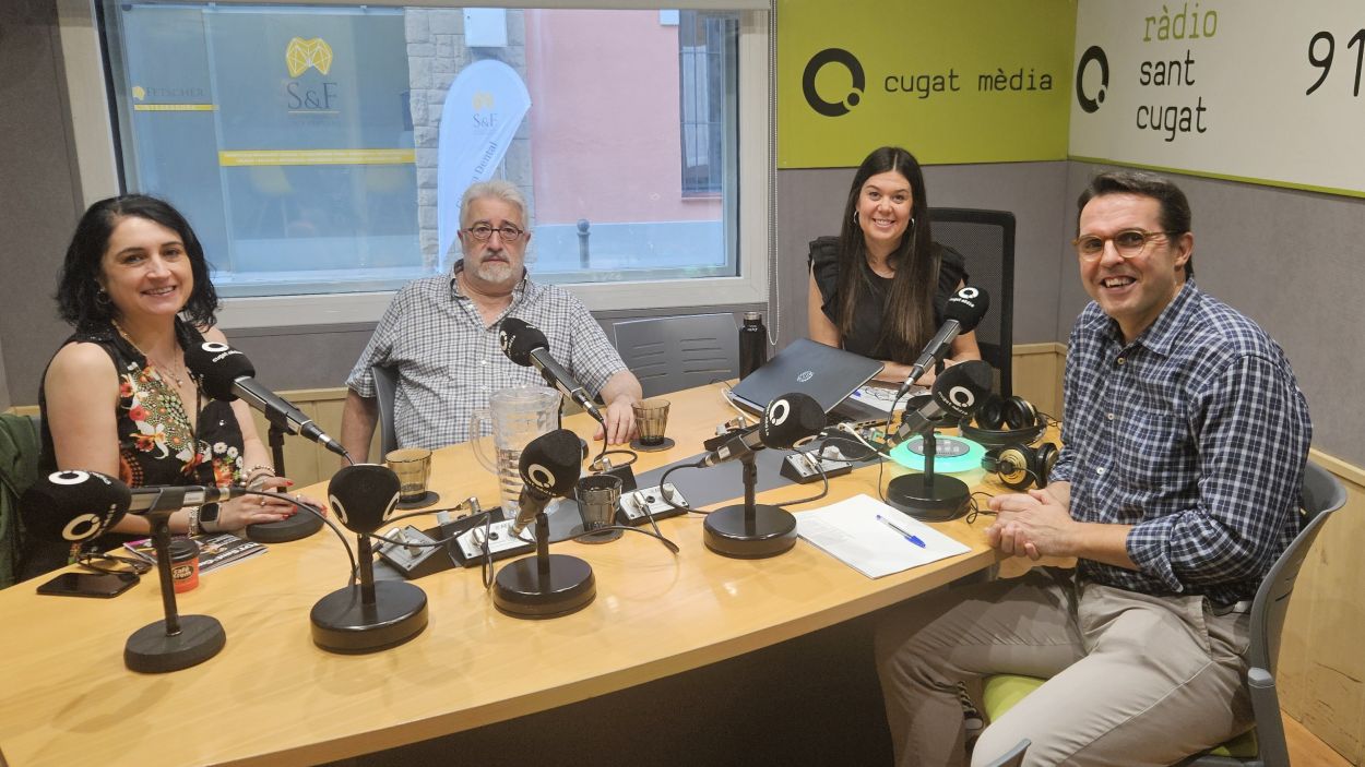 D'esquerra a dreta: gata Guin, Jordi Casas, Alba Triad i Ferran Garcia a l'estudi Ramon Barnils de Rdio Sant Cugat / Foto: Cugat Mdia