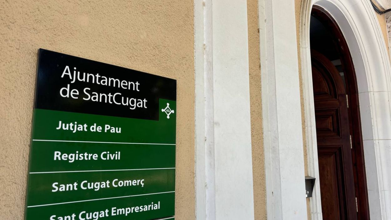 Imatge d'arxiu de l'entrada a l'antic ajuntament, seu del jutjat de pau / Foto: Cugat Mdia