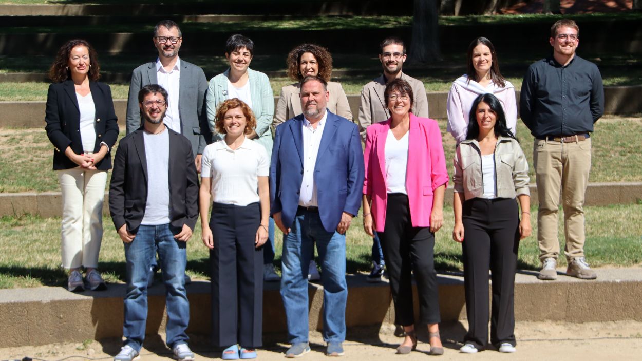 Diana Riba, segona per la dreta a la primera fila, al costat d'Oriol Junqueras / Foto: ACN (Eli Don)