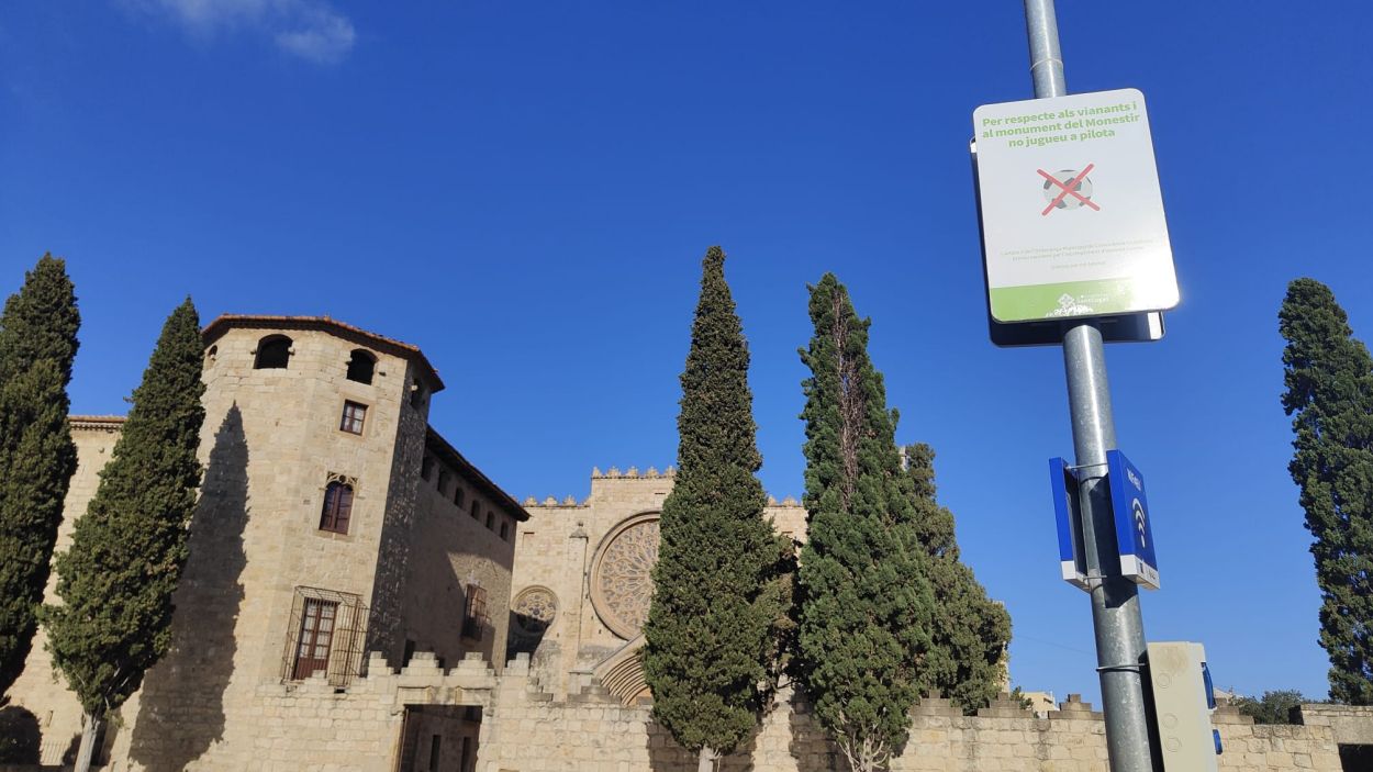 L'Ajuntament ha installat un cartell que prohibeix jugar a pilota a la plaa d'Octavi / Foto: Cugat Mdia