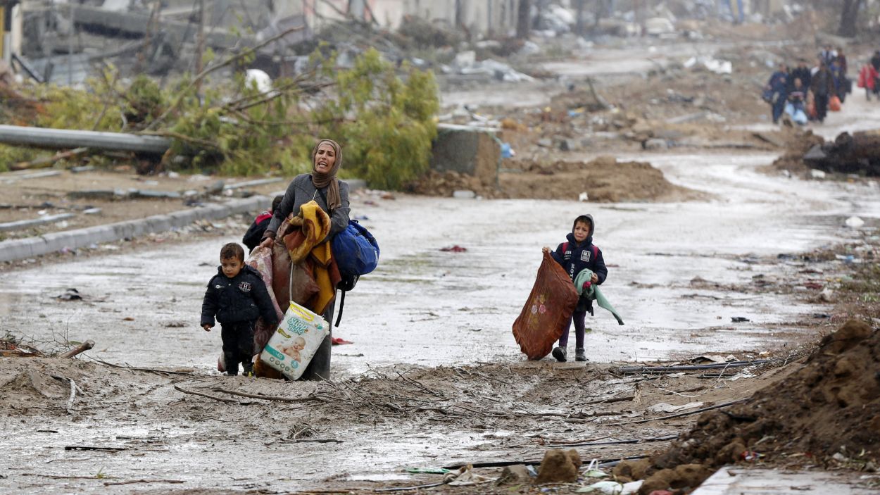 Famlies palestines fugen del nord de la franja de Gaza / Foto: UNRWA Ashraf Amra