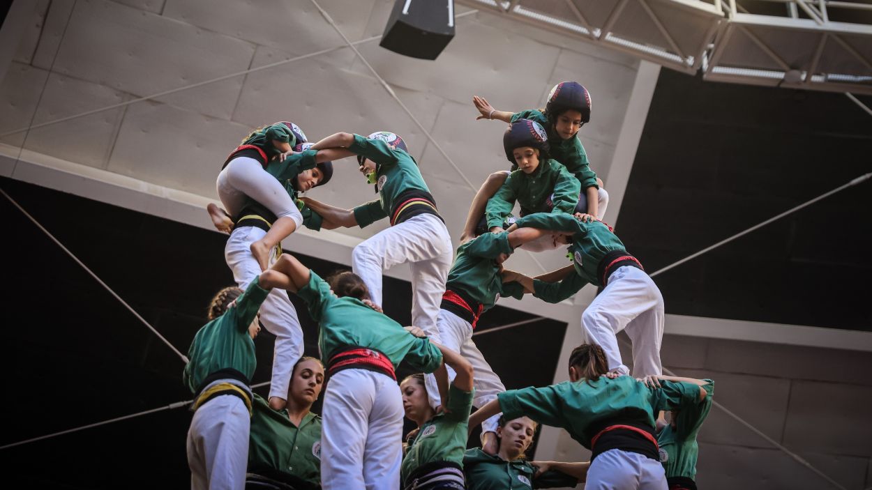 El pom de dalt dels Castellers de Sant Cugat carregant el  7 de 8 al Concurs de Castells de Tarragona / Foto: ACN (Jordi Borrs)