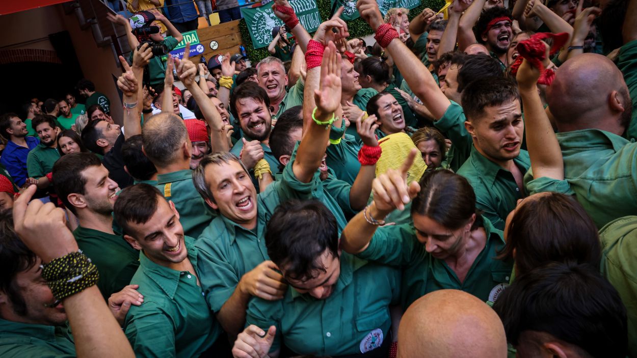 Membres dels Castellers de Sant Cugat