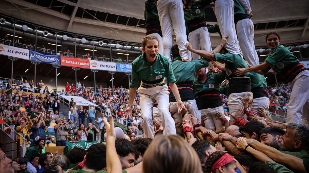 Una castellera celebrant un castell al concurs de Castells de Tarragona