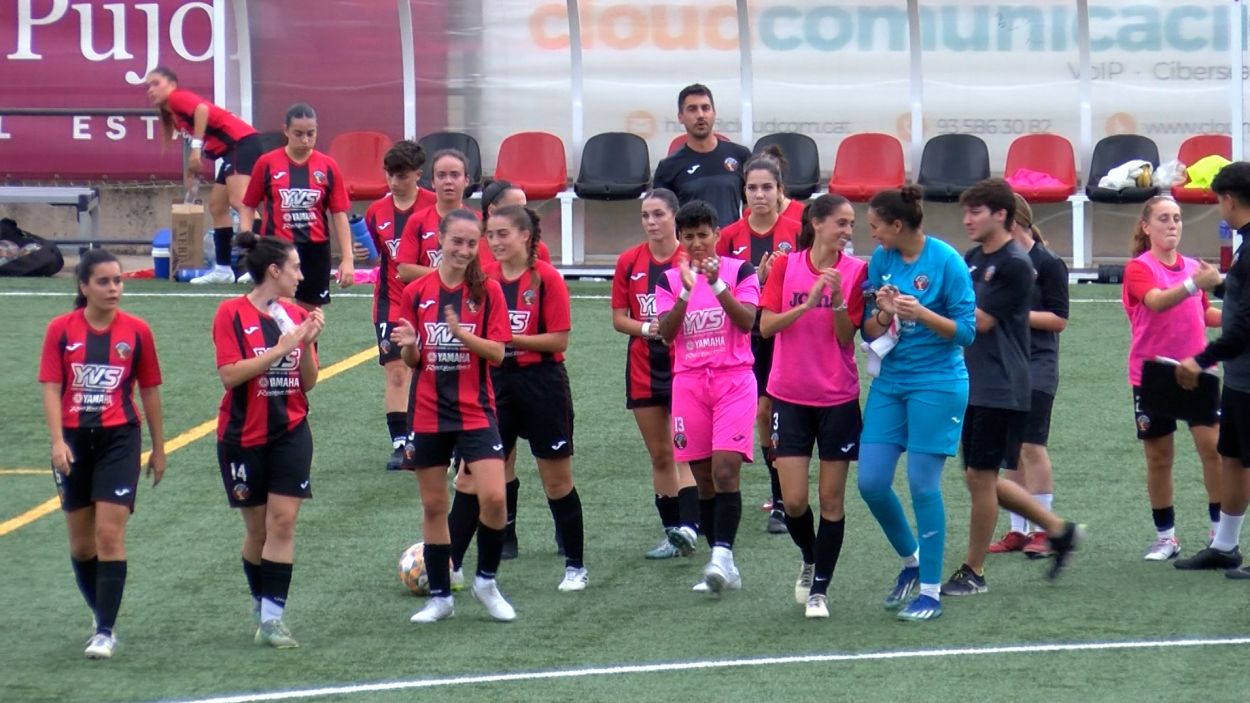 El SantCu celebra la victria contra La Roca davant l'afici. Foto: Alex Surez (Cugat Mdia)