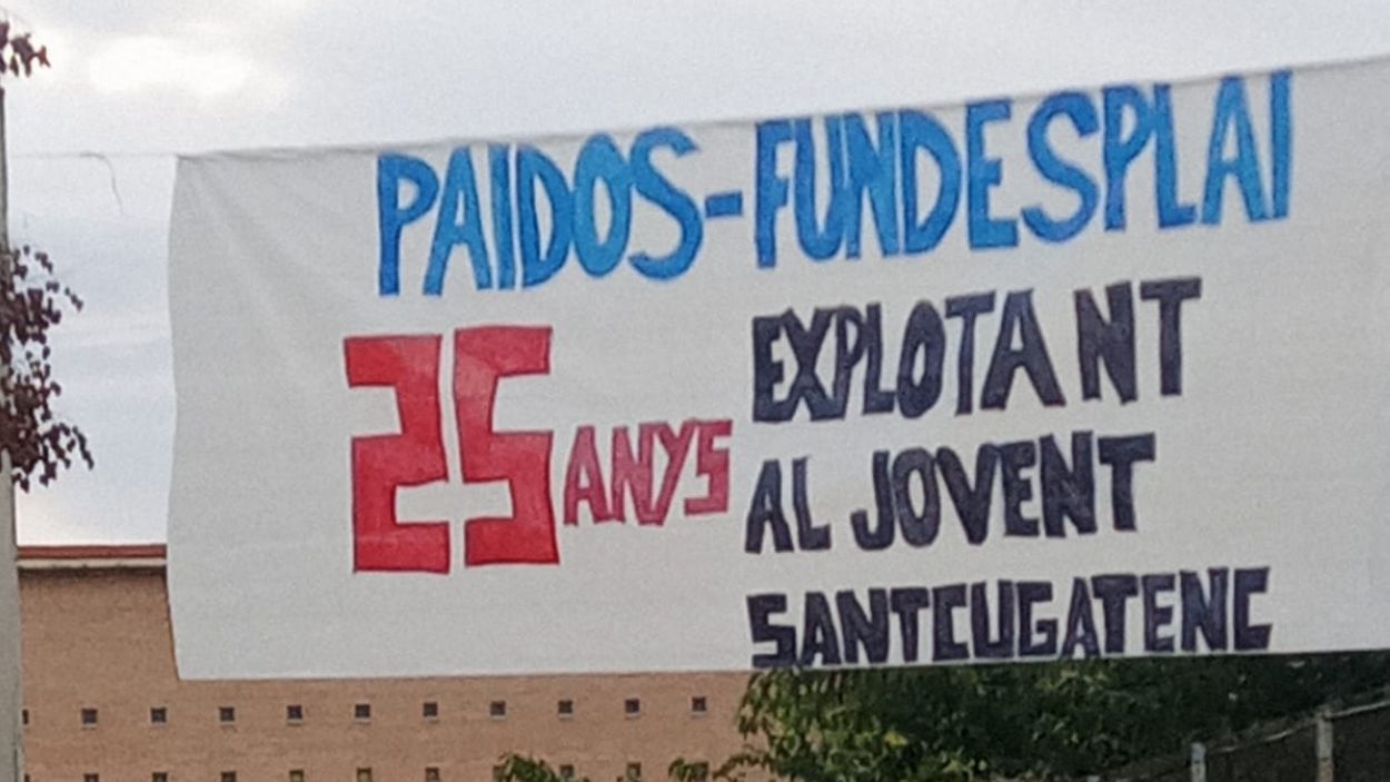 Pancarta de protesta, a l'entrada de l'escola Collserola