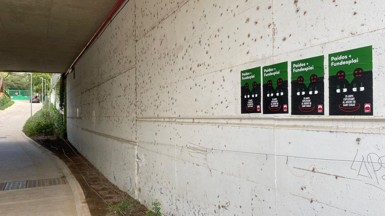 Cartells de la CGT en l'accs a l'escola Pins del Valls / Foto: Cugat Mdia