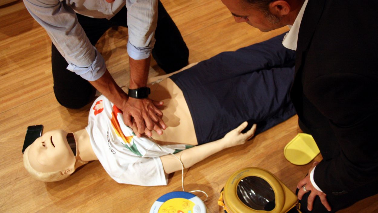 Imatge de dues persones simulant una reanimaci cardiorespiratria amb un maniqu / Foto: ACN (Pau Sol)