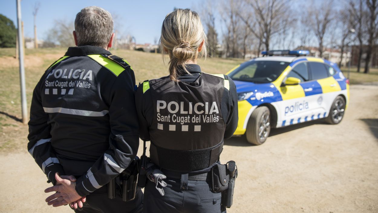 Dos agents de la Policia Local de Sant Cugat patrullant / Foto: Ajuntament