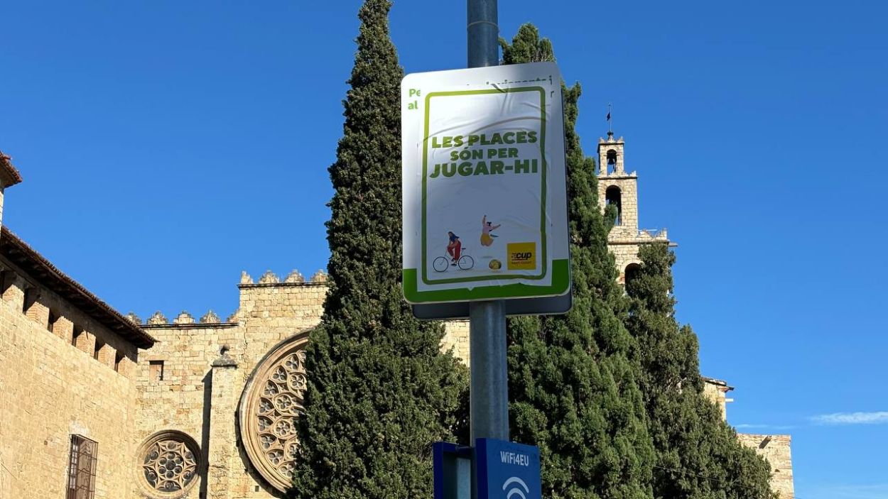 El cartell de la CUP s'ha enganxat sobre el que indicava la prohibici de jugar a pilota a Octavi / Foto: Cugat Mdia