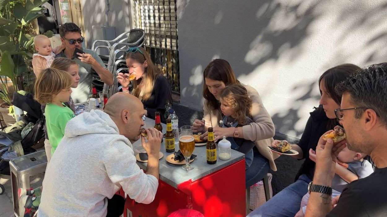 Un grup de comensals gaudeix d'un dels pintxos de la Ruta de Tapes / Foto: Cugat Mdia