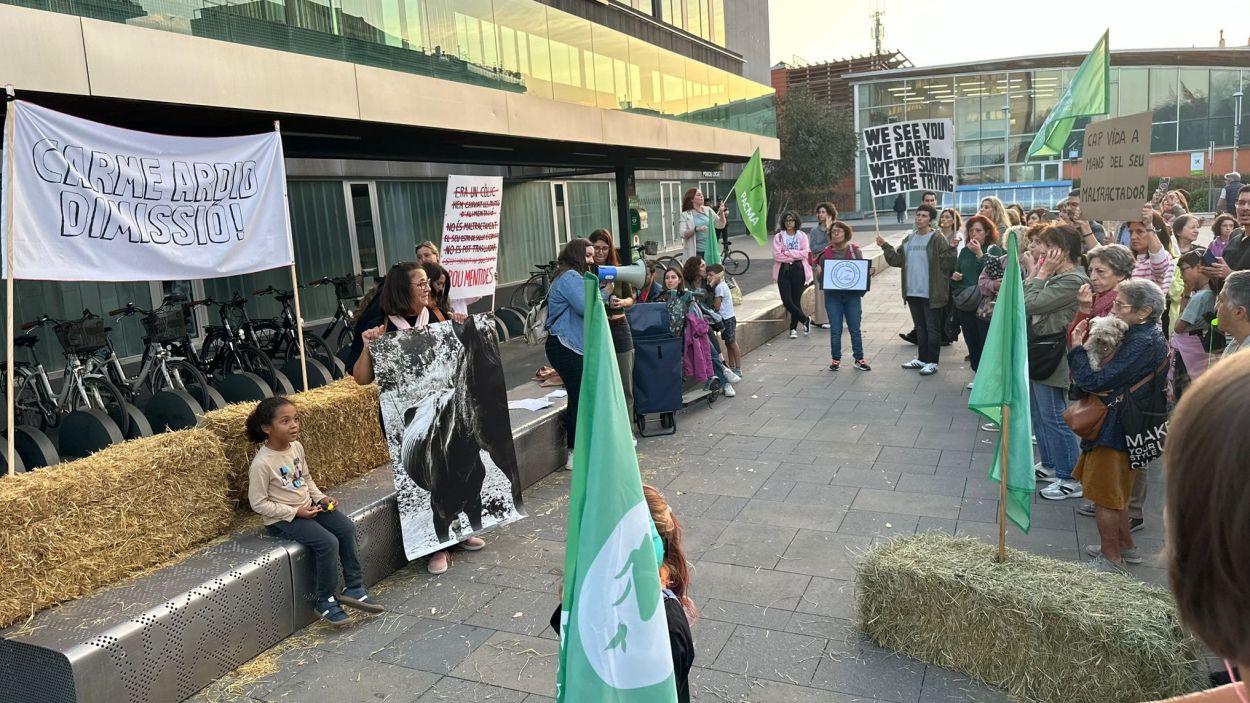 Un moment de la protesta de la PAS a les portes de l'ajuntament / Foto: Cugat Mdia