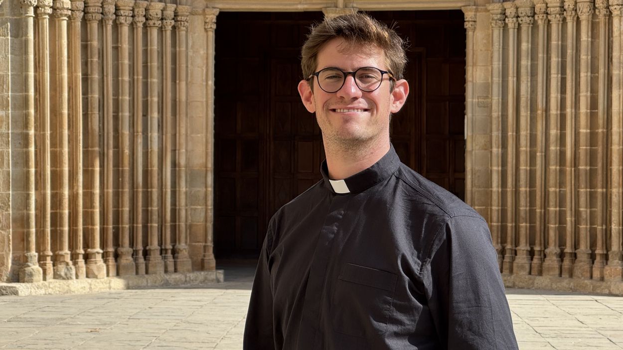 Javier Bausili davant el Monestir de Sant Cugat / Foto: Cugat Mdia