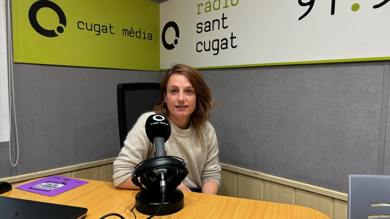 Laura Mor, llibretera de la Paideia a l'estudi Ramon Barnils de Rdio Sant Cugat