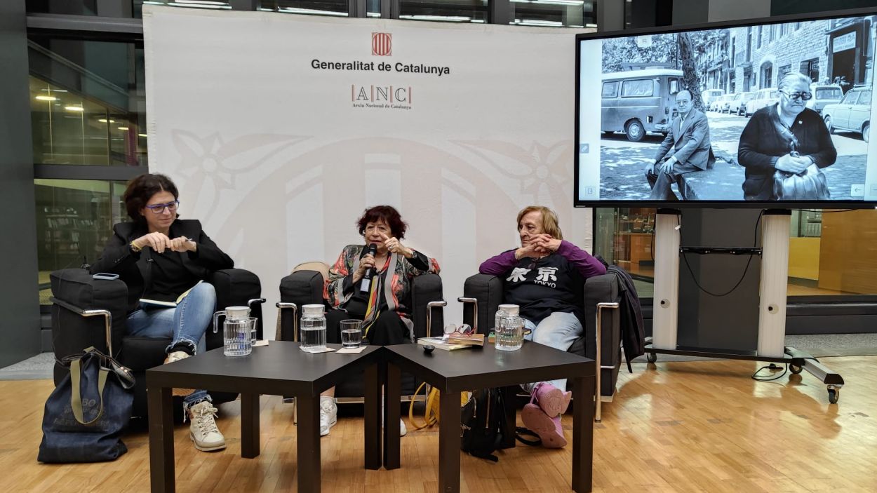 ngels Gregori, Pilar Aymerich i Marta Pessarrodona conversant sobre Montserrat Roig i Viencent Andrs Estells a l'Arxiu Nacional de Catalunya / Foto: Cugat Mdia