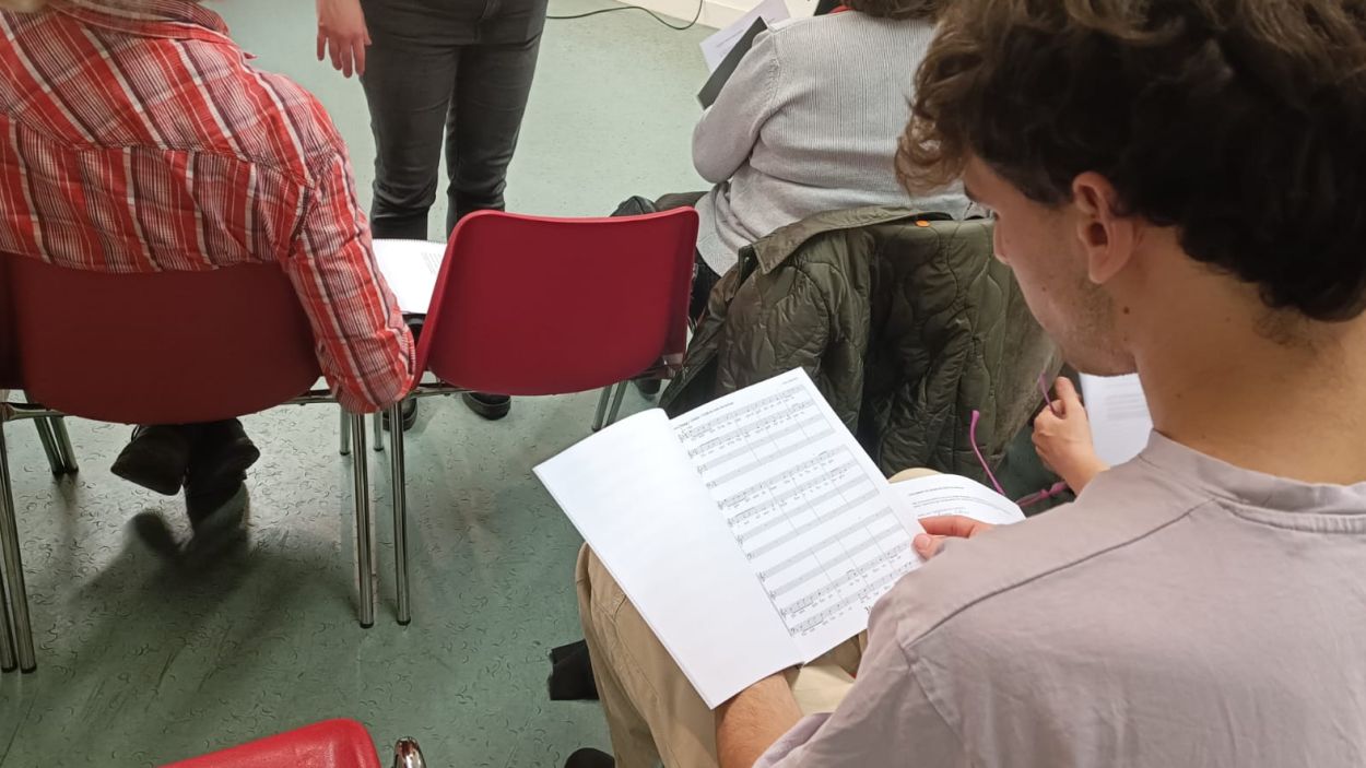 Un dels actors de Pedra i Sang repessant la partitura de l'obra 