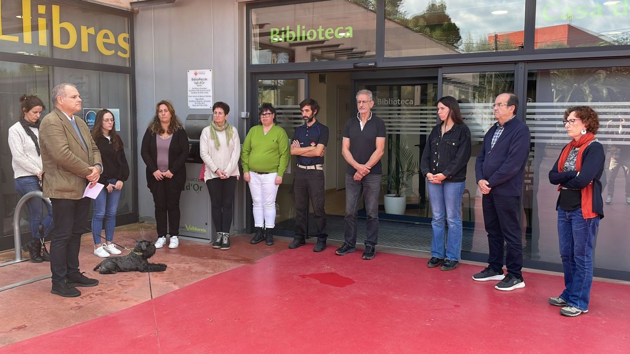 Minut de silenci davant de la seu de l'EMD de Valldoreix / Foto: EMD de Valldoreix