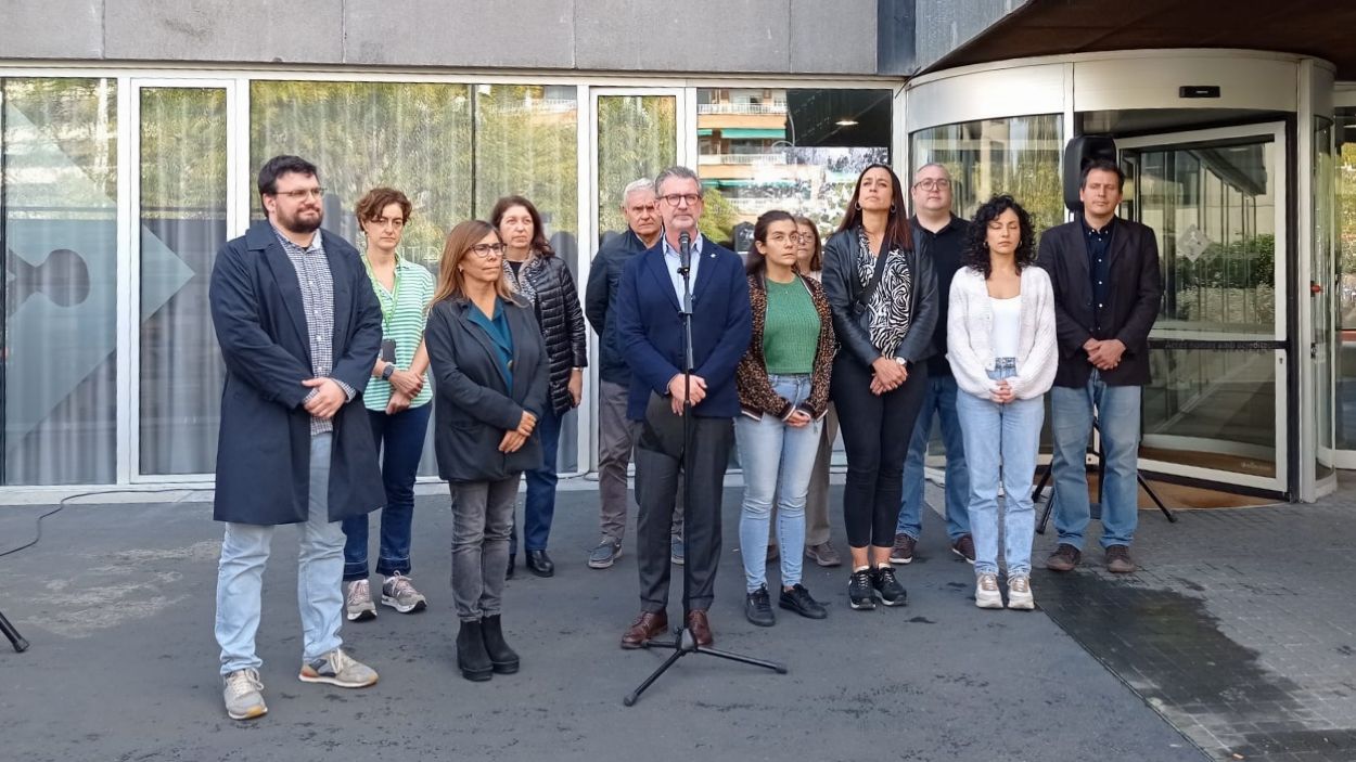 Regidors i regidores davant de l'ajuntament durant el minut de silenci / Foto: Cugat Mdia