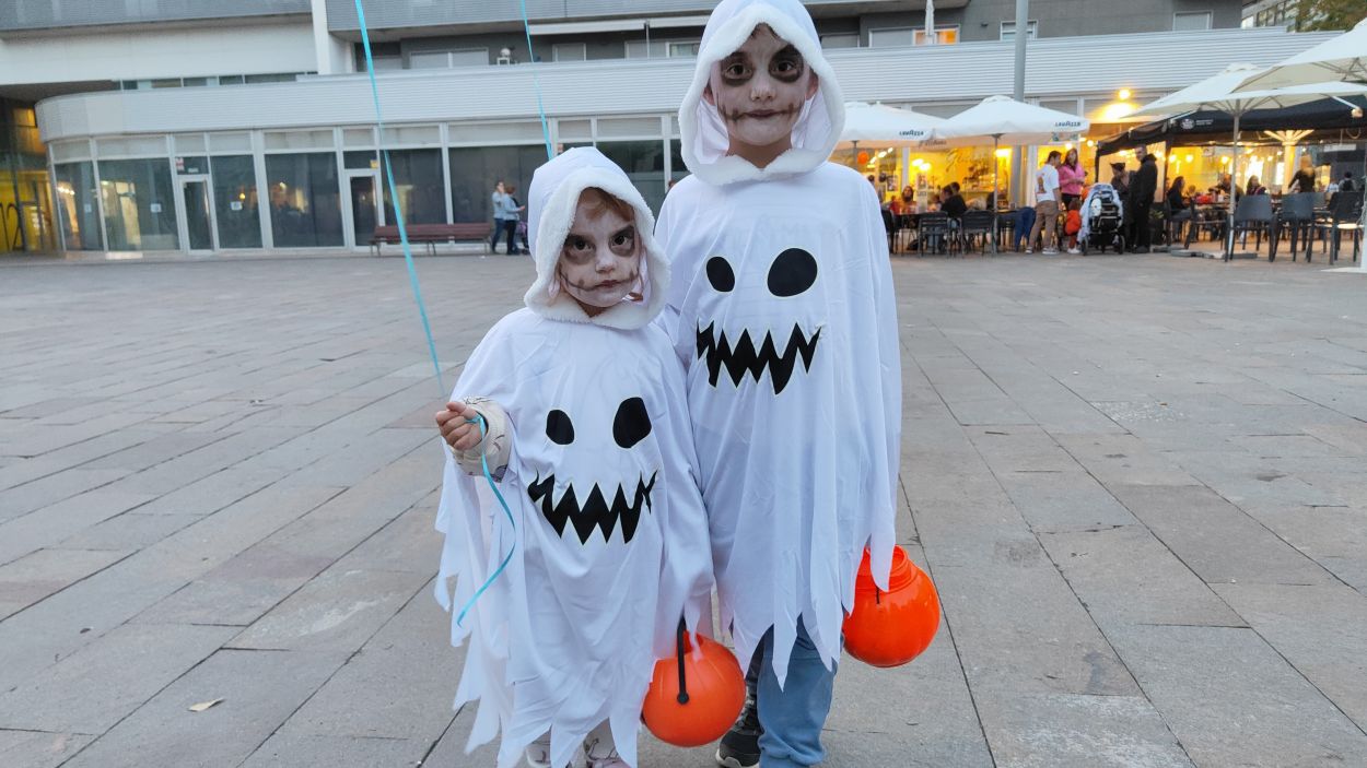 Infants passegen pels carrers disfressats per Halloween