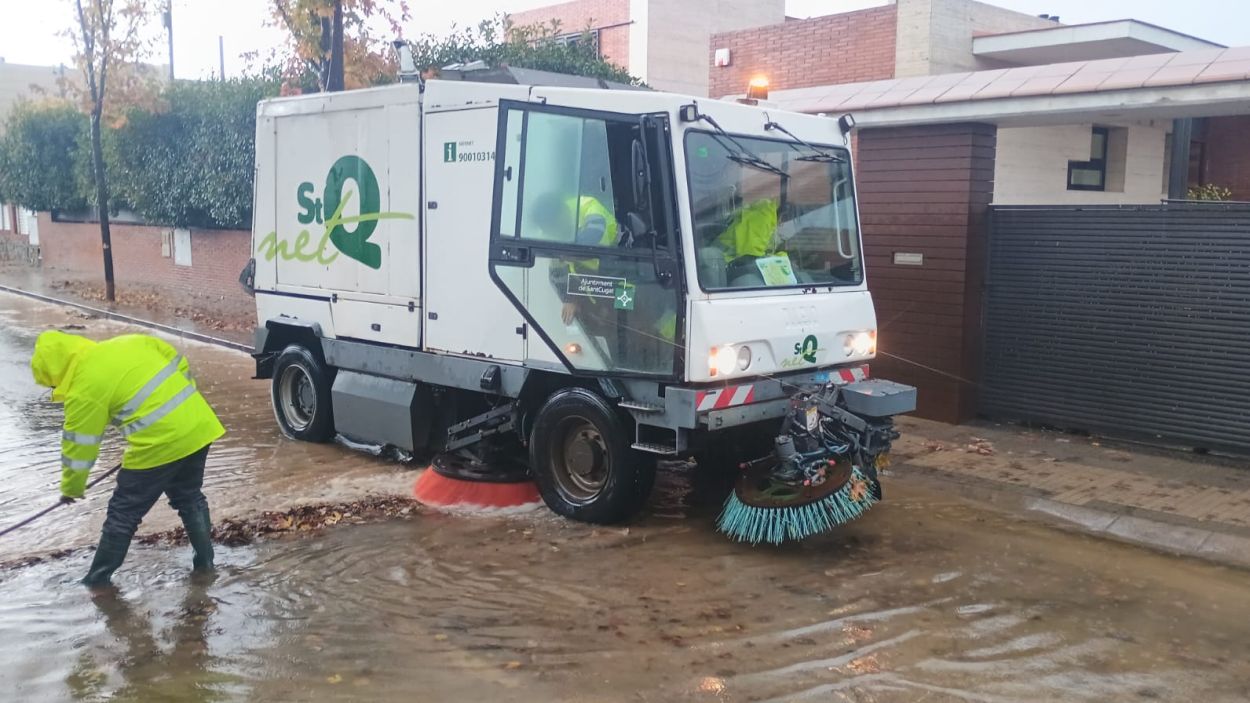 Serveis municipals treballant en una de les zones amb acumulaci d'aigua