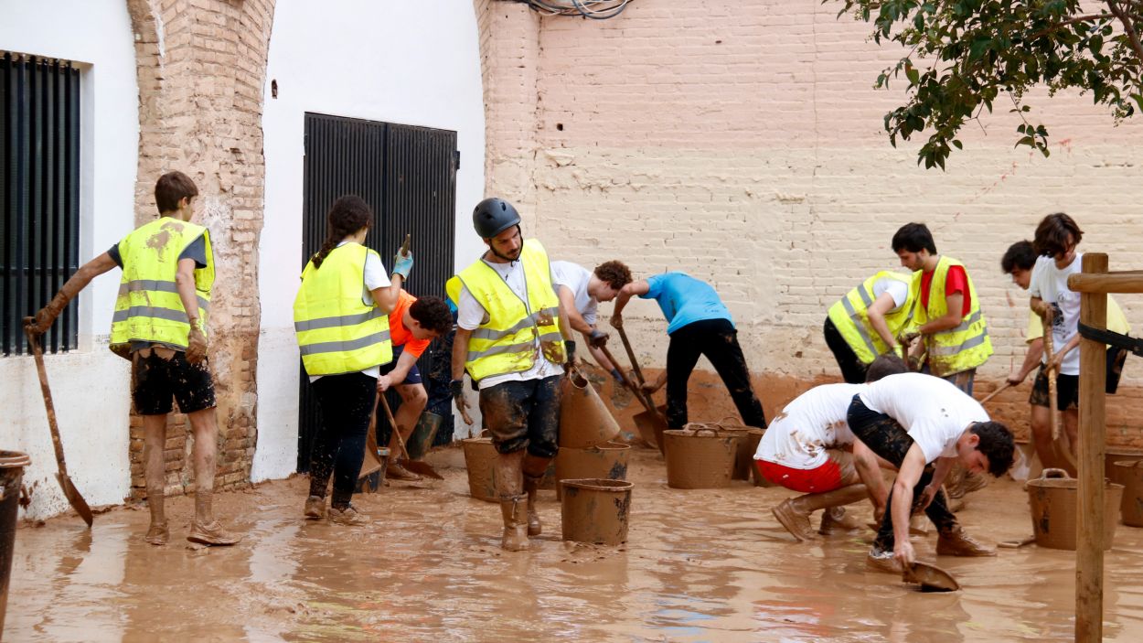 Imatge d'arxiu de persones treballant per treure aigua a les inundacions de Valncia / Foto: ACN