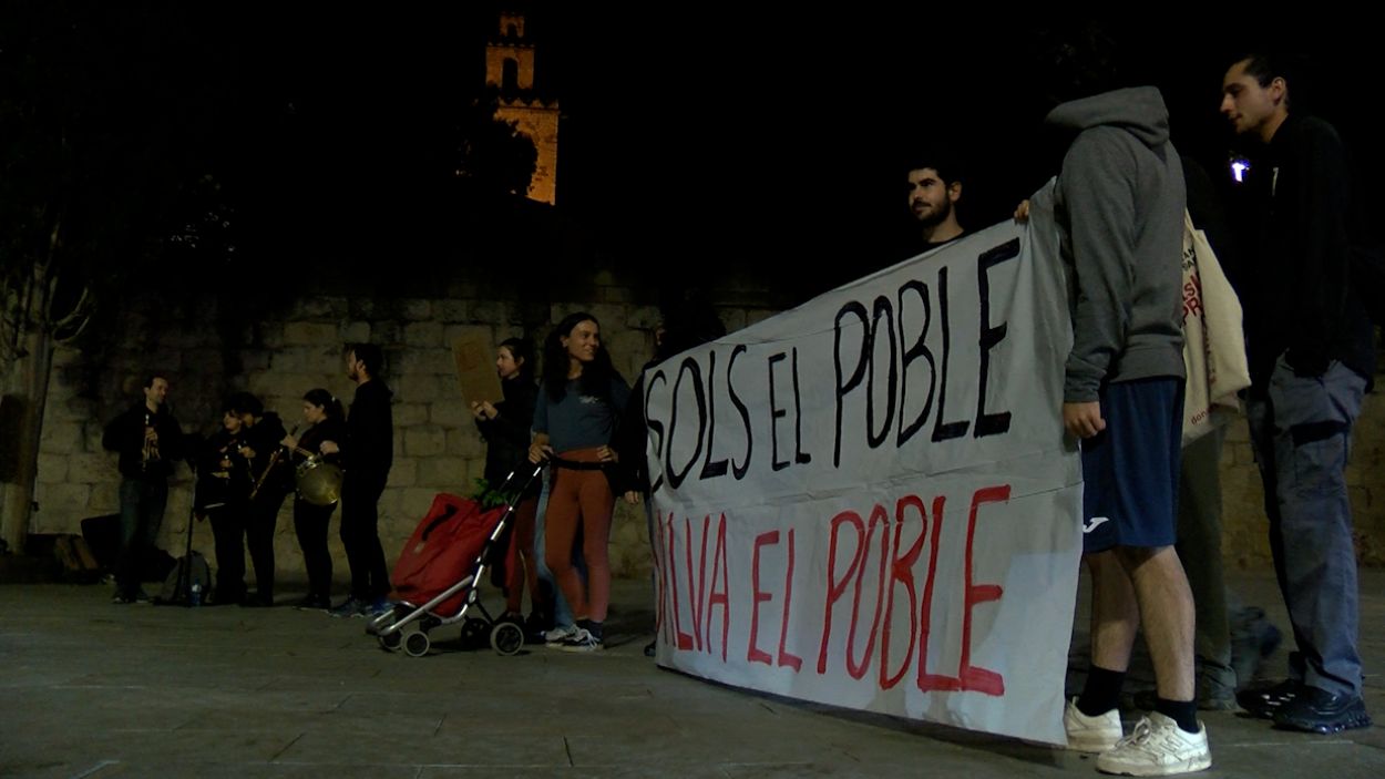 Ms d'un centenar de santcugatencs s'han concentrat per mostrar el seu suport a les vctimes de la dana /Foto: Cugat Mdia