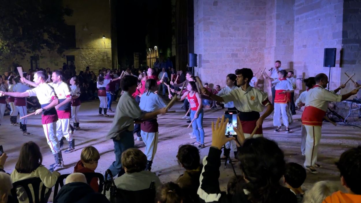 Bastoners de totes les edats s'han unit en el ball final / Foto: Cugat Mdia