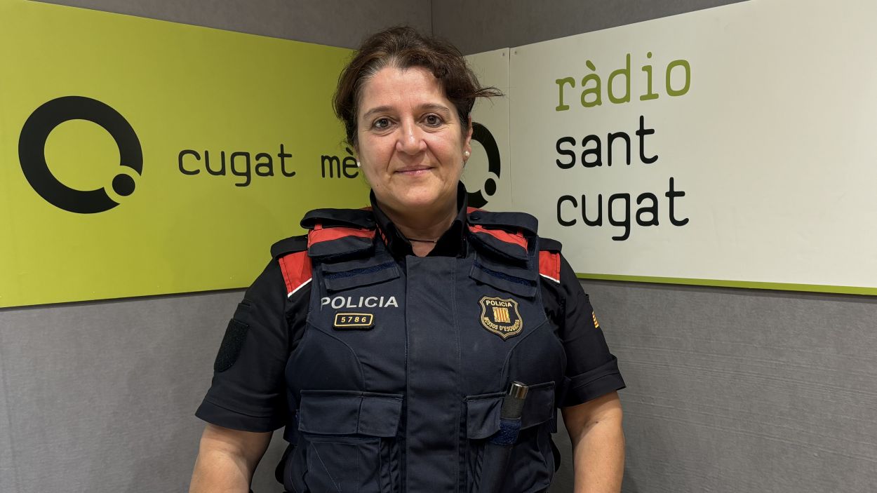 L'agent Araceli Serrano s membre del Grup d'Atenci a la Vctima dels Mossos d'Esquadra a la comissaria de Sant Cugat