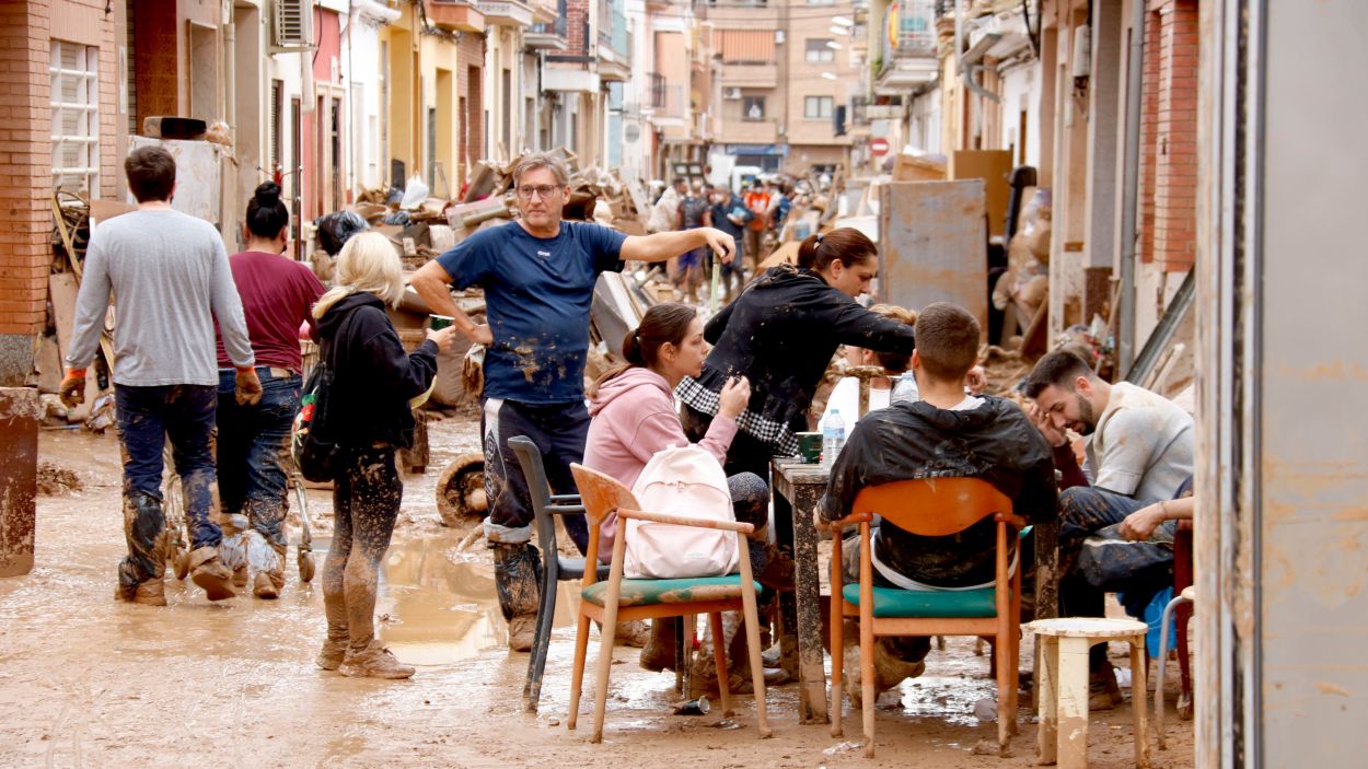 Vens de Paiporta mengen al carrer perqu tenen les cases plenes de fang / Foto: ACN (Arnau Martnez / Nia Escol / Mar Rovira / Gemma Snchez)