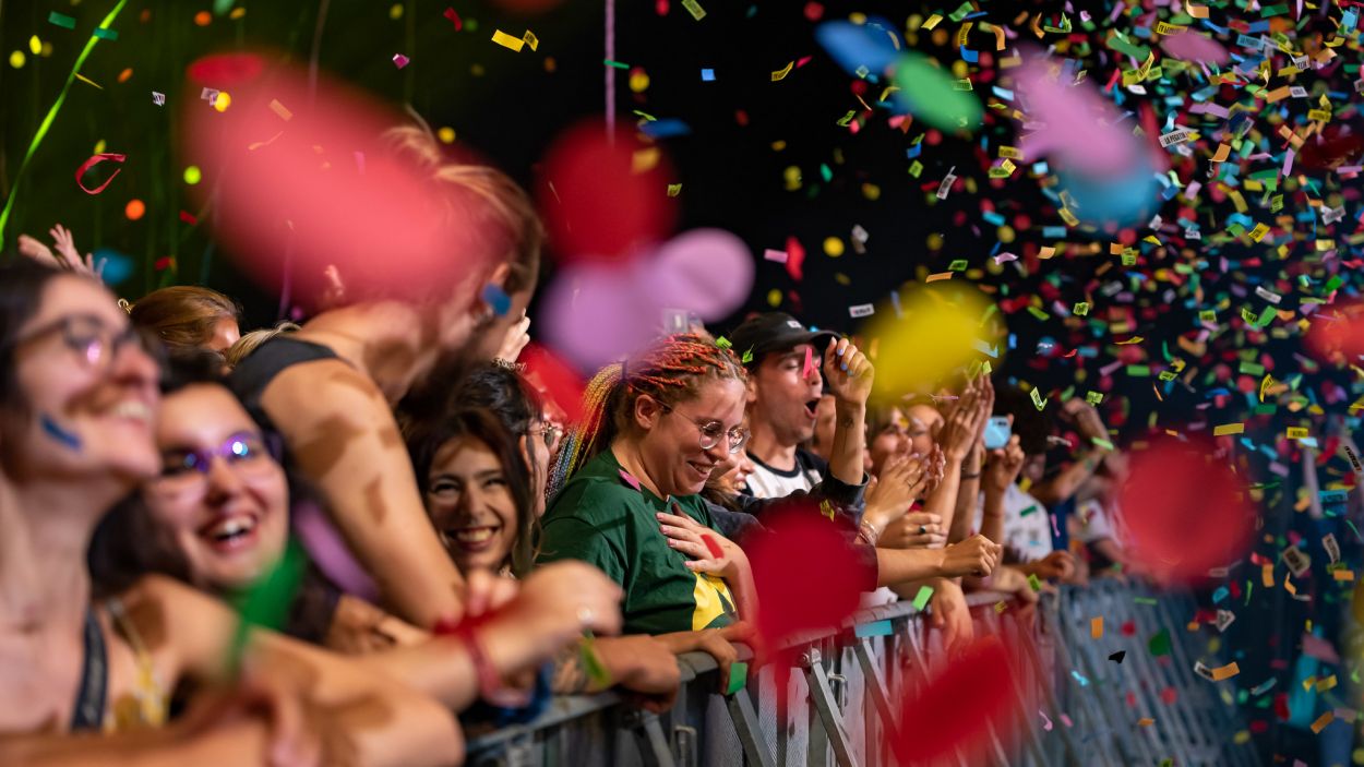 Gent jove al concert de La Pegatina de la Festa Major de 2022 / Foto: Ajuntament