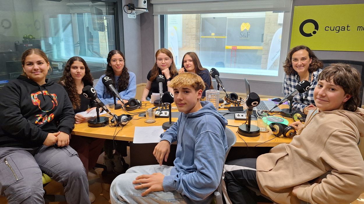 Alumnes de l'Institut Leonardo a l'estudi de Rdio Sant Cugat. / Foto: Cugat Mdia