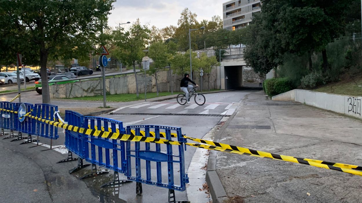 Tallada l'avinguda de Bilbao per el moviment d'una reixa de clavegueram / Foto: Cedida