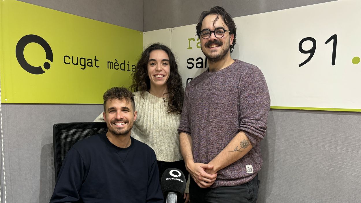 Eloi Orihuela (veu i saxo), Martina Solivelles (veu i teclats) i Adri Barja (veu, DJ i composici) a l'estudi Ramon Barnils de Rdio Sant Cugat 