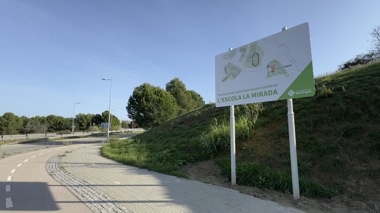 L'Ajuntament ha posat un cartell identificatiu dels terrenys de la Guinardera on anir l'escola / Foto: Cugat Mdia (Llus Llebot)