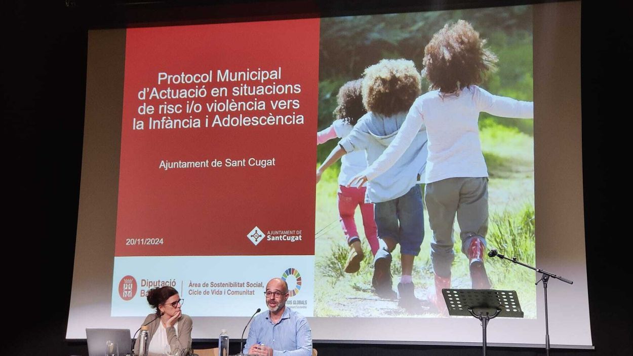 Presentaci del protocol municipal d'actuaci en situacions de risc i/o violncia vers la infncia i adolescncia de la m de Bet Orta i Albert Terrones / Foto: Cugat Mdia