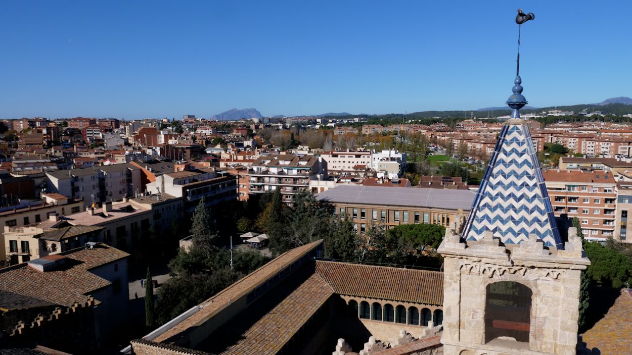 Es pot albirar el masss de Montserrat des del capdamunt del campanar del Monestir / Foto: Cugat Mdia (Llus Llebot)