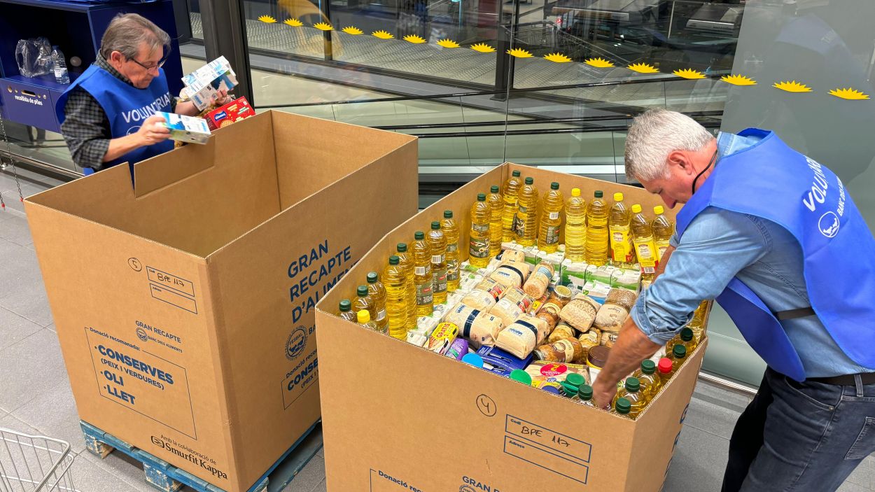 Dos voluntaris recollint aliments al supermercat Esclat / Foto: Cugat Mdia