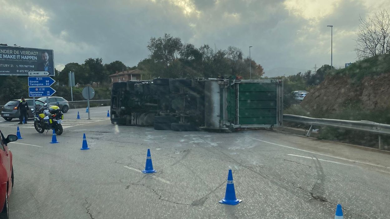 El conductor d'un cami, traslladat a l'hospital desprs de bolcar a una rotonda de Mira-sol