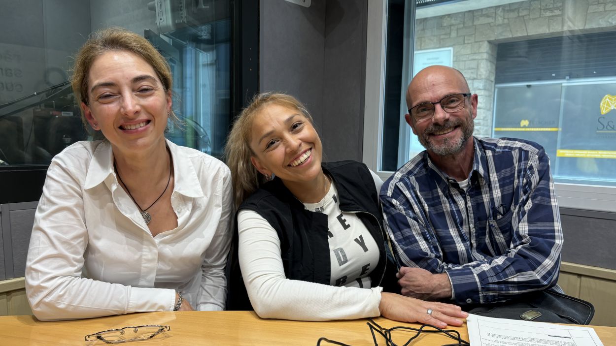 D'esquerra a dreta: Manuela Lpez, Luisa Hernndez i lex Vinon, alumnes de Suficincia 1 del Servei Local de Catal de Sant Cugat a l'estudi Ramon Barnils de Rdio Sant Cugat / Foto: Cugat Mdia