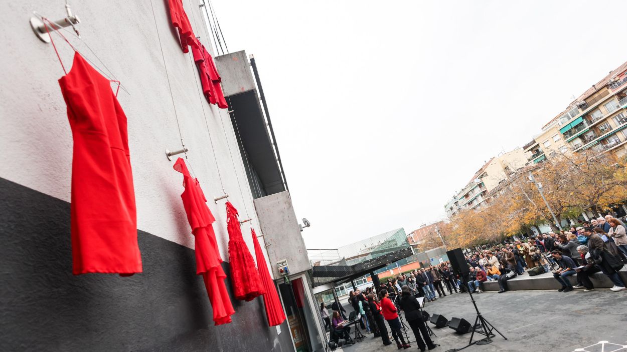 Una performance amb vestits vermells a la faana de l'Ajuntament ha simbolitzat la lluita contra les violncies masclistes / Foto: Ajuntament (Lali Puig)