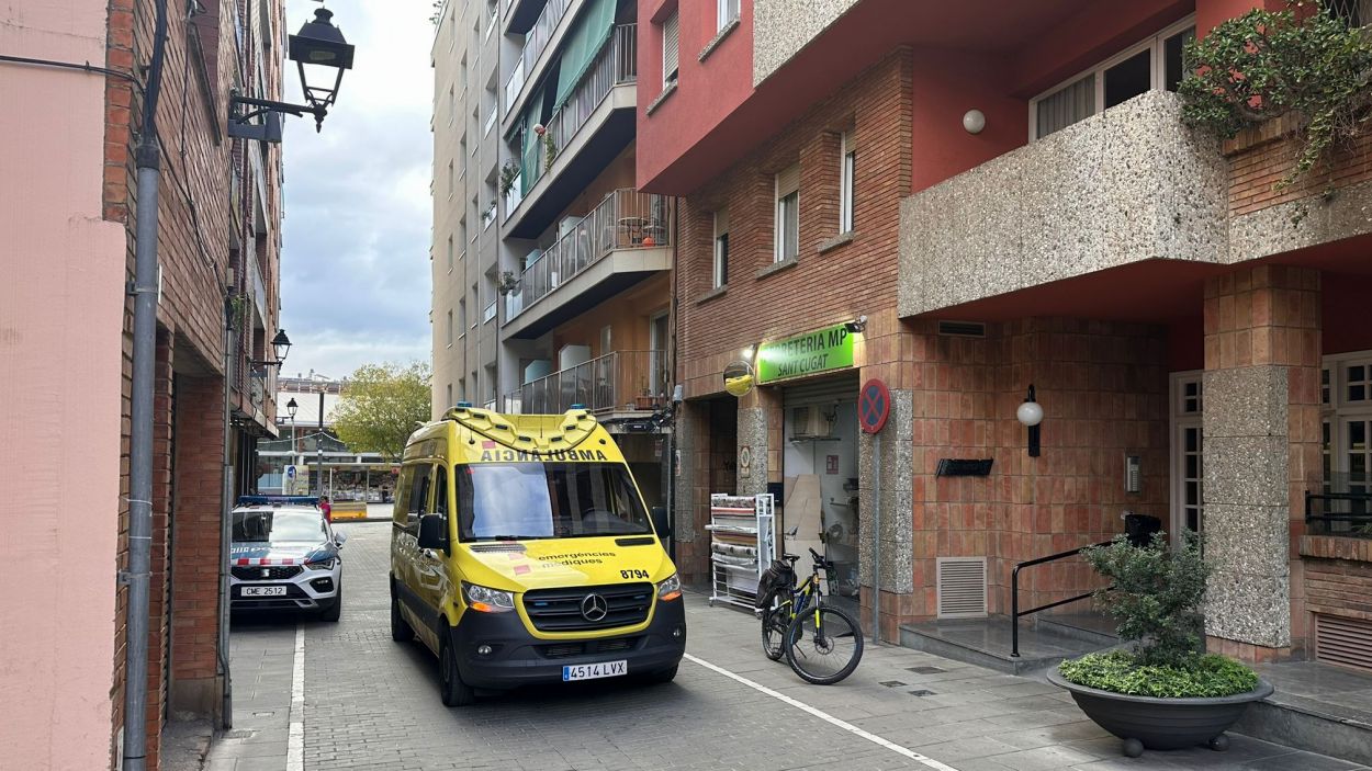 Imatge de l'ambulncia del SEM i un cotxe dels Mossos d'Esquadra al carrer de Sant Ramon / Foto: Cedida