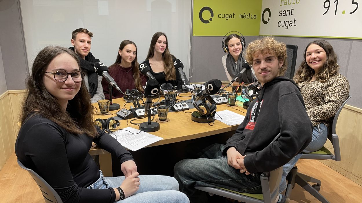 Alumnes de l'institut Angeleta Ferrer a l'estudi de Rdio Sant Cugat