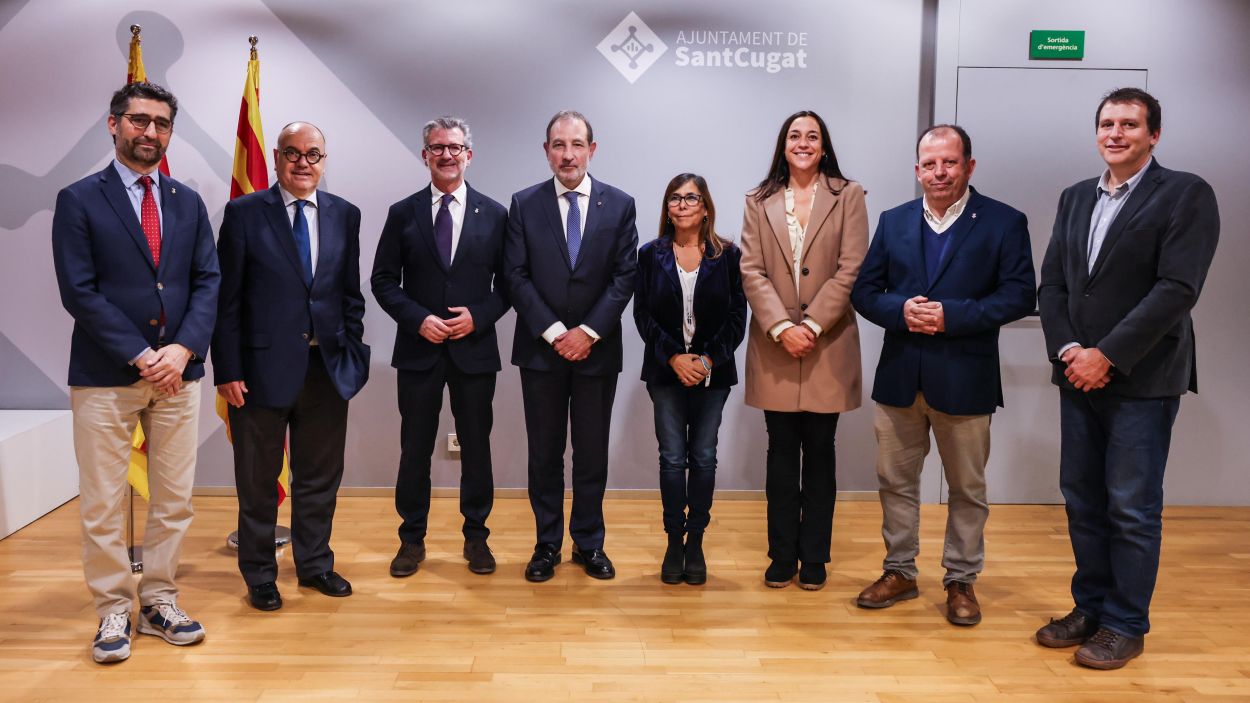 Espadaler, al centre, entre l'alcalde, Josep Maria Valls i la tinenta d'alcaldia Cristina Paraira / Foto: Ajuntament de Sant Cugat