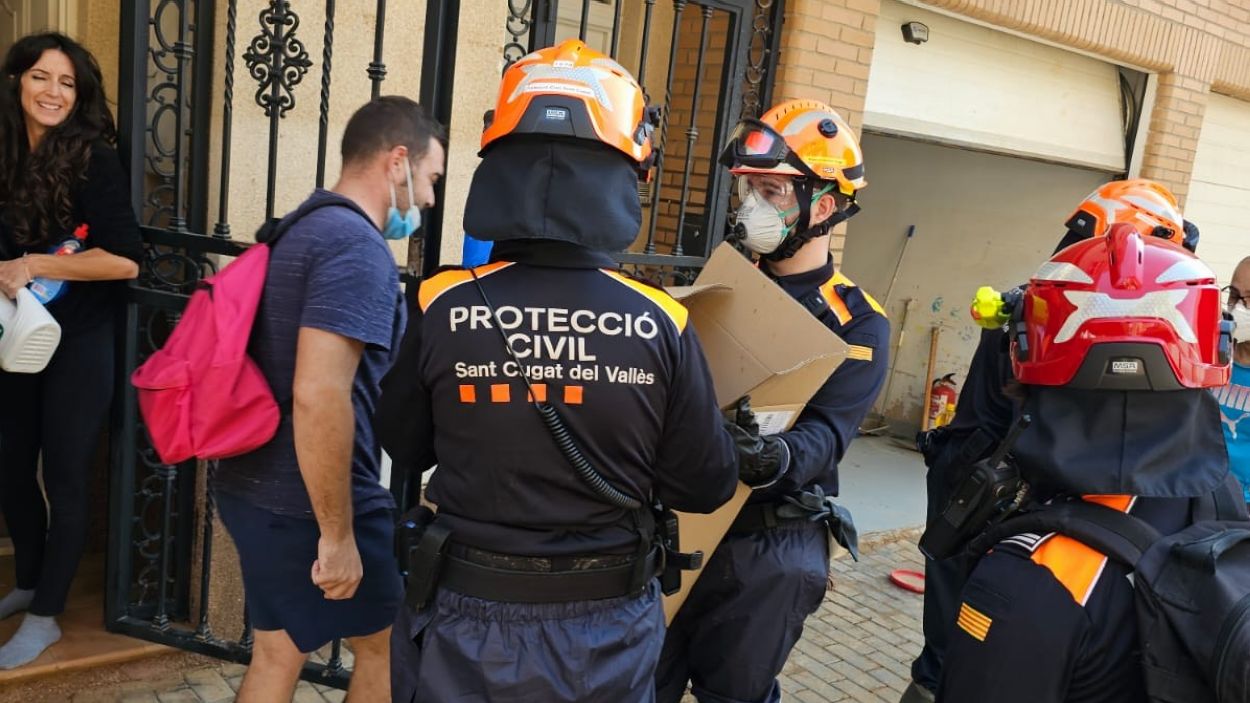 Voluntaris de Protecci Civil de Sant Cugat es van traslladar al Pas Valenci per ajudar en tasques d'assistncia per la dana / Foto: AAVV Protecci Civil Sant Cugat