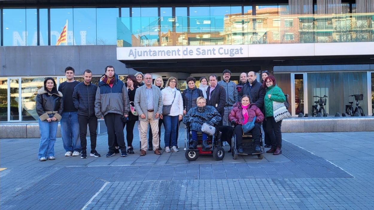 El grup de persones que han realitzat el passeig per registrar al Mapathon els punts negres que hi ha a Sant Cugat i que dificulten la mobilitat de les persones amb algun tipus de discapacitat