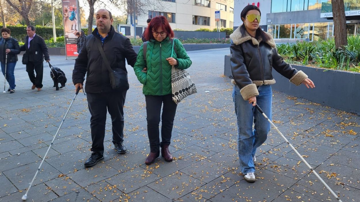 Una estudiant d'arquitectura de l'ETSAV provant com s moure's sense visi amb un grup de persones amb ceguesa / Foto: Cugat Mdia