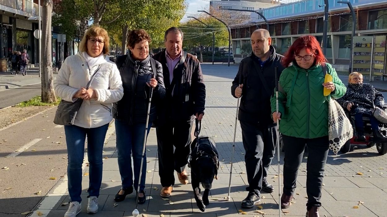 Persones cegues reclamen millores d'accessibilitat a Sant Cugat